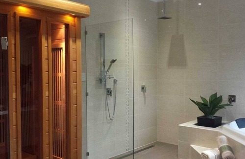 Nangkita House | FIJI Room with POOL + SPA + SAUNA + Activities