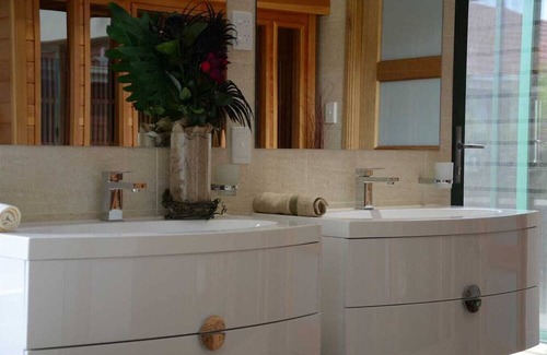Nangkita House | FIJI Room with POOL + SPA + SAUNA + Activities