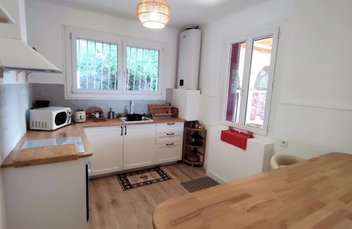 Le Revest-les-Eaux House | VILLA Sleeps up to 11, wooded area with panoramic view