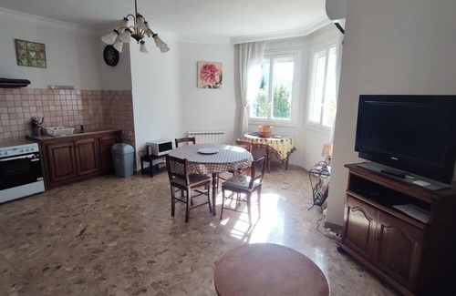 Le Revest-les-Eaux House | VILLA Sleeps up to 11, wooded area with panoramic view