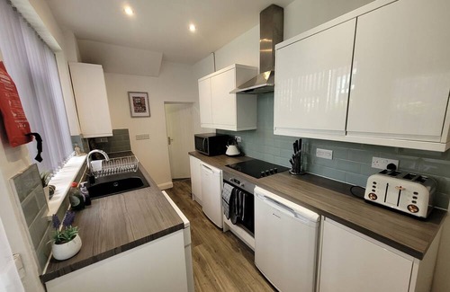 Tunstall House | 💼 Basford House | 3BR, 2BA Home with WiFi & Smart TVs | Sleeps 5