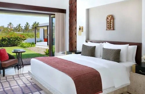 Salalah Hotel | Luxurious Beach Getaway! King Stay w/Outdoor Pool, Spa, Gym ,& Free Parking!