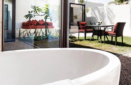 Salalah Hotel | Luxurious Beach Getaway! King Stay w/Outdoor Pool, Spa, Gym ,& Free Parking!