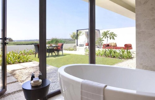Salalah Hotel | Luxurious Beach Getaway! King Stay w/Outdoor Pool, Spa, Gym ,& Free Parking!