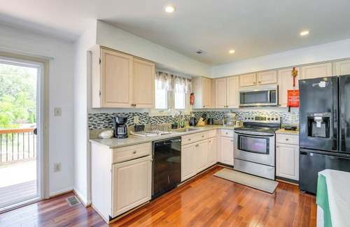 Herndon House | Close to Hospital & Dulles: Herndon Townhome
