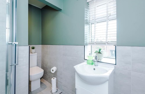 Broadheath House | Modern 2 Bedroom House Near Manchester Airport with Free Parking by Eason Stays