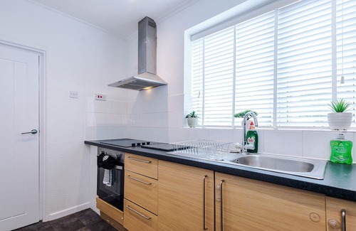 Broadheath House | Modern 2 Bedroom House Near Manchester Airport with Free Parking by Eason Stays