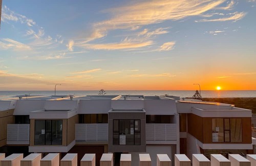 Taperoo House | Oceanview Luxury with Dedicated Workspace