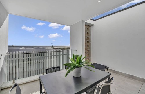 Taperoo House | Oceanview Luxury with Dedicated Workspace