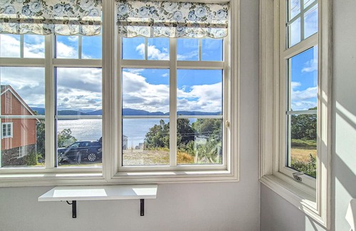 Askvoll House | 6 bedroom lovely home in Holmedal