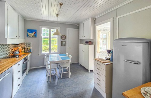 Askvoll House | 6 bedroom lovely home in Holmedal