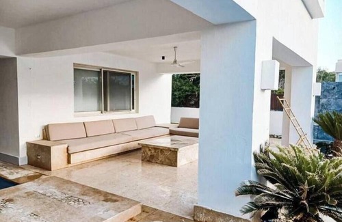 Ad-Dab'ah Villa | Hacienda White 6-BR Villa