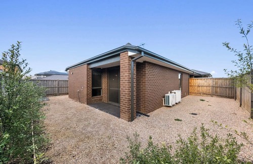 Mambourin House | Spacious Getaway Near Werribee – Relax & Unwind
