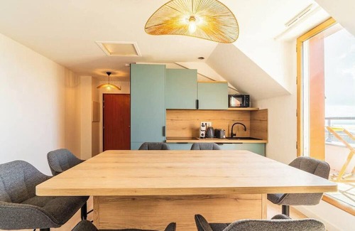 Port-Louis Apartment | Balcon ensoleillé et confort moderne – T3 vue mer