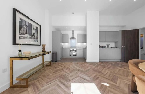 Trafford Apartment | NEW Altrincham flat free parking by City SuperHost