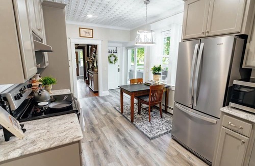 Glencoe House | Fully Furnished, Stunning Newly Remodeled 3BR Home