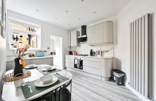 Furzedown House | Modern 2 Bedroom House-Sleeps 6-Close to Tube & Tooting Bec
