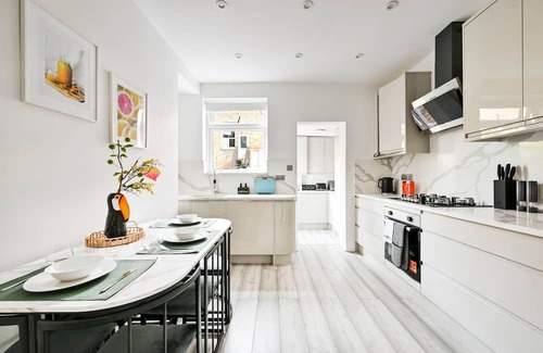 Furzedown House | Modern 2 Bedroom House-Sleeps 6-Close to Tube & Tooting Bec