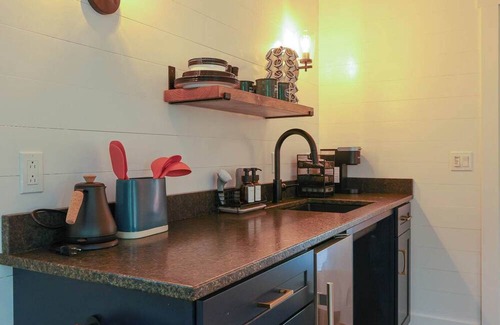 Freeport Cabin | Modern, Luxurious, Cabin in the Woods - 05 (ADA)