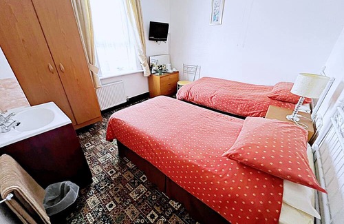 Cleethorpes Hotel | 55 Clee Road, Cleethorpes, Spacious Guest House by Sea