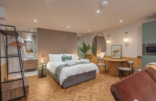 Heaton Norris Cabin | Fabulous Lodge located in a leafy suburb mins from Restaurants Cafes Pubs Shops