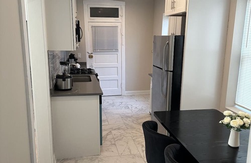 Irving Park East Apartment | Sleeps 22 Modern Multi-Unit Gym Workspaces