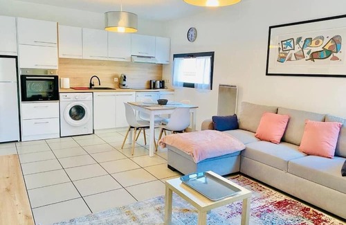 La Gare Apartment | BEAUTIFUL APARTMENT NEAR CV, FULLY EQUIPPED FOR 4 PEOPLE, PARKING, ELEVATOR, BALCONY