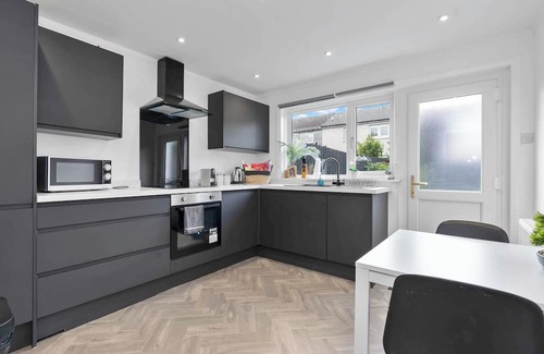 Livingston House | Spacious 4 bedroom home close to airport