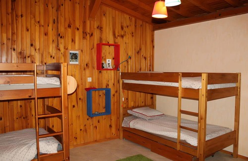 Hotonnes Bed & Breakfast | Bed and Breakfast 'Chez Louve Bleue Chambre Côté Ruche' with Mountain View, Shared Terrace and Wi-Fi
