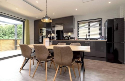 Looe Cabin | Cardinham Lodge : 3 bedroom - max 6 occ - VP5