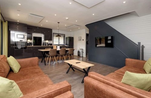 Looe Cabin | Cardinham Lodge : 3 bedroom - max 6 occ - VP5