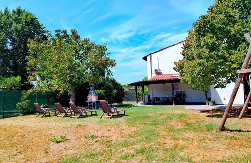 Cascina Villa | Villa 'Sunflowers' with Mountain View, Wi-Fi and Air Conditioning
