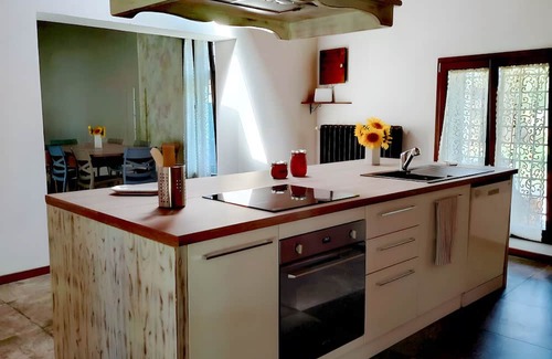 Cascina Villa | Villa 'Sunflowers' with Mountain View, Wi-Fi and Air Conditioning