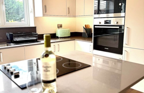 Acresford House | Modern 2-bed house, Coventry with EV charger