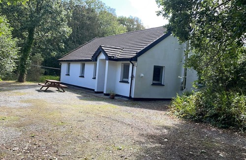 Ardnatrush Cottage | Ardnagashel Est No 8 - a two story that sleeps 6 guests in 3 bedrooms