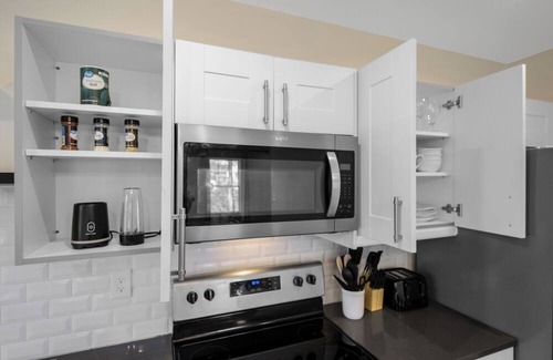 Maple Hill House | Group-Friendly Townhouse Stay – Sleeps up to 20