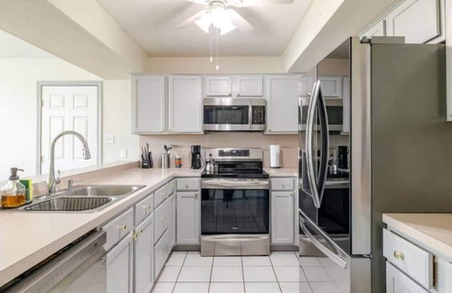 Barker House | Large Spacious Home | 7 bed, backyard,3BR, parking