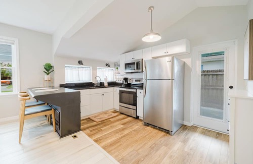 Tavares House | Charming 1950's Bungalow with hot tub walking distance to lake Dora!