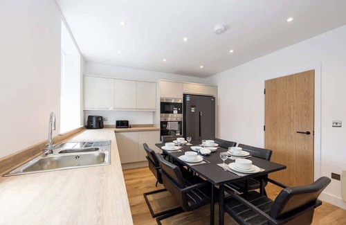 Trafford Apartment | Stanway Apartments Free Parking