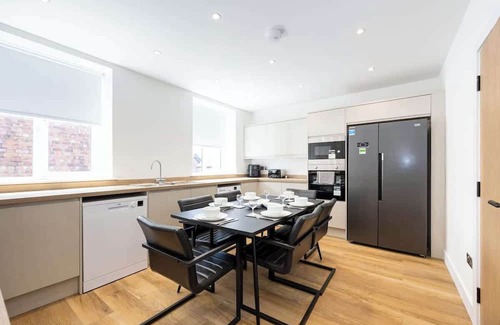 Trafford Apartment | Stanway Apartments Free Parking