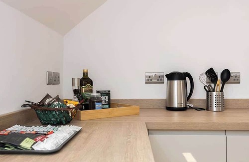 Trafford Apartment | Stanway Apartment Free Parking