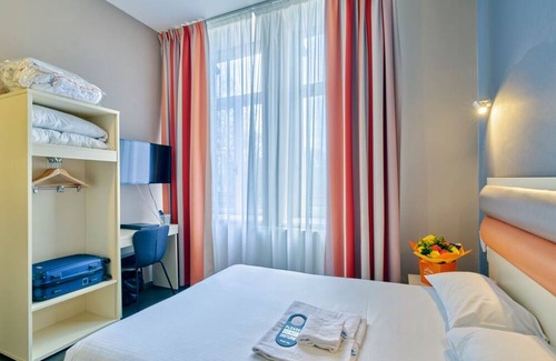 Contades Hotel | 5 Minutes by Foot Away From The National University Library! Pets Are Welcome!