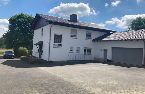 Bad Emstal Apartment | Apartment 'Ferienwohnung Wartehof' with Shared Garden and Wi-Fi