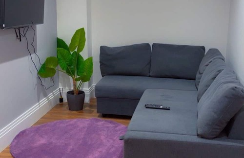 Hatfield Apartment | Modern City Flat in Hatfield offers free Wi-Fi, family rooms