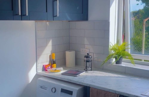 Hatfield Apartment | Modern City Flat in Hatfield offers free Wi-Fi, family rooms