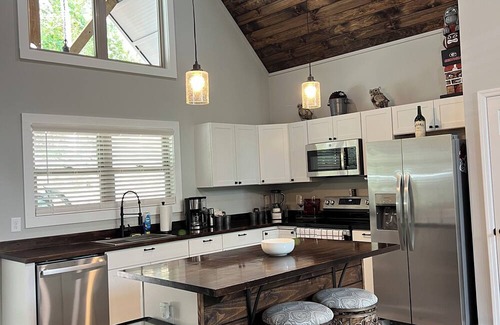 Demorest House | Charming 3 Bed 2 bath Riverfront New! Chic Home in Demorest, GA mountains.