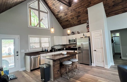 Demorest House | Charming 3 Bed 2 bath Riverfront New! Chic Home in Demorest, GA mountains.