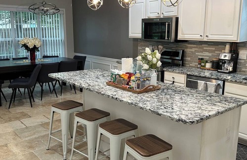 Lilburn House | Cozy Urban Getaway/All KING Beds/ Spacious