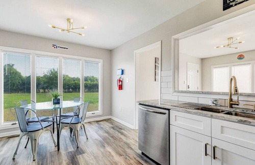 Quinton Apartment | The Modern Mile High: Aviator`s Lookout in Quinton
