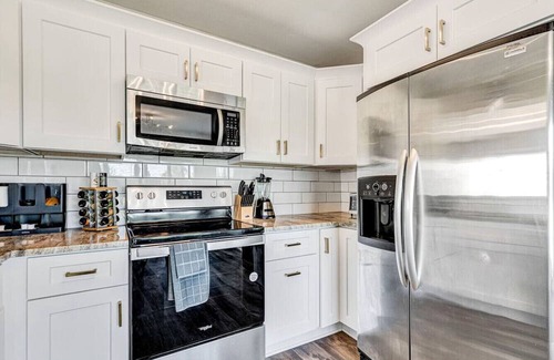 Quinton Apartment | The Modern Mile High: Aviator`s Lookout in Quinton